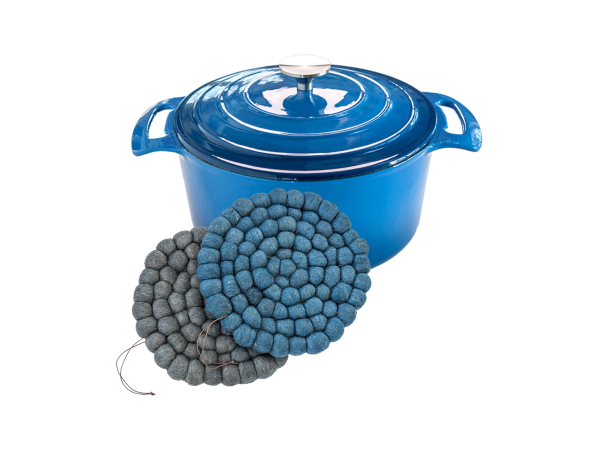 Jeansblå gryte og Ulla gryteunderlag